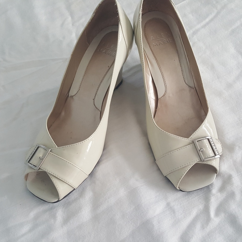 Wedge heel beige shoe